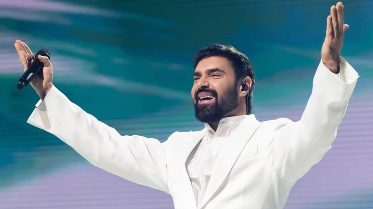 Сподіваюсь, що нарешті виправив: Козловський звернувся до вчительки, яка колись поставила йому 3 з музики, а тепер прийшла на його концерт