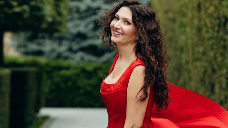 Гордон палко привітав Бацман із 42-річчям, а вона оголила стегно в яскравій сукні