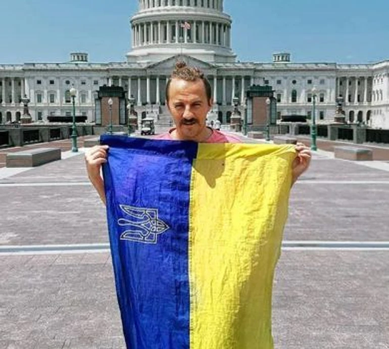 Клопотенко у День прапора показав 23-річний стяг, який в Америці був йому замість ковдри