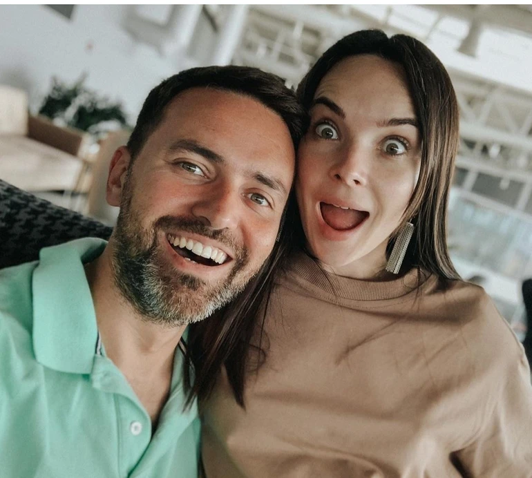 Потрібне ліжко 2х3 метри: Мірошниченко замилував ФОТО сплячої дружини та дітей