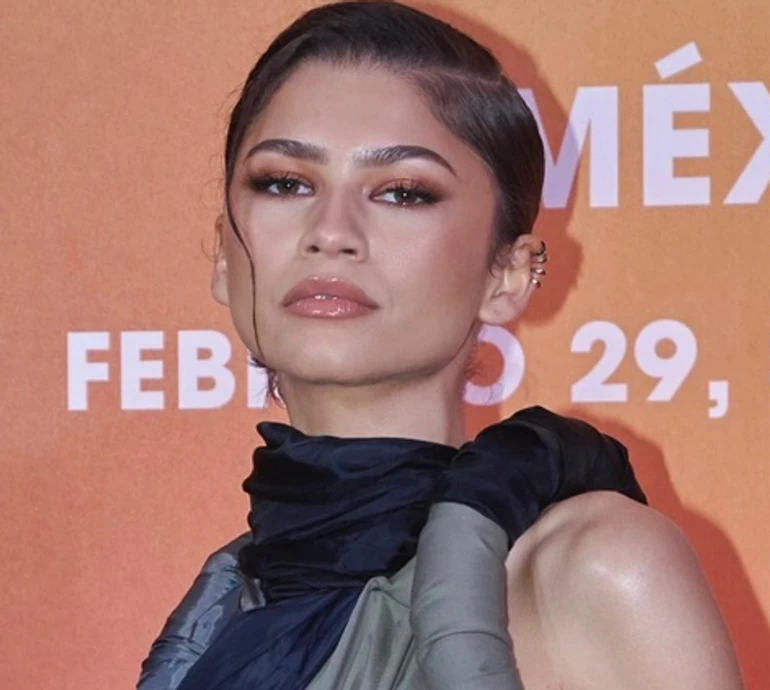 Золотокоса Зендея вразила новим іміджем на власній прем'єрі у Парижі. Фото