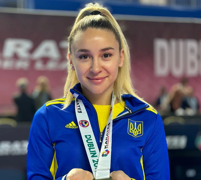 Терлюга в купальнику посвітила пружним пресом у басейні в Вегасі