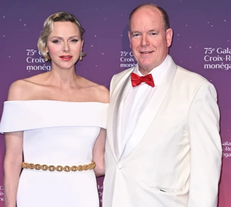 Князь і княгиня Монако з дітьми у темно-синіх луках попозували для новорічного портрета