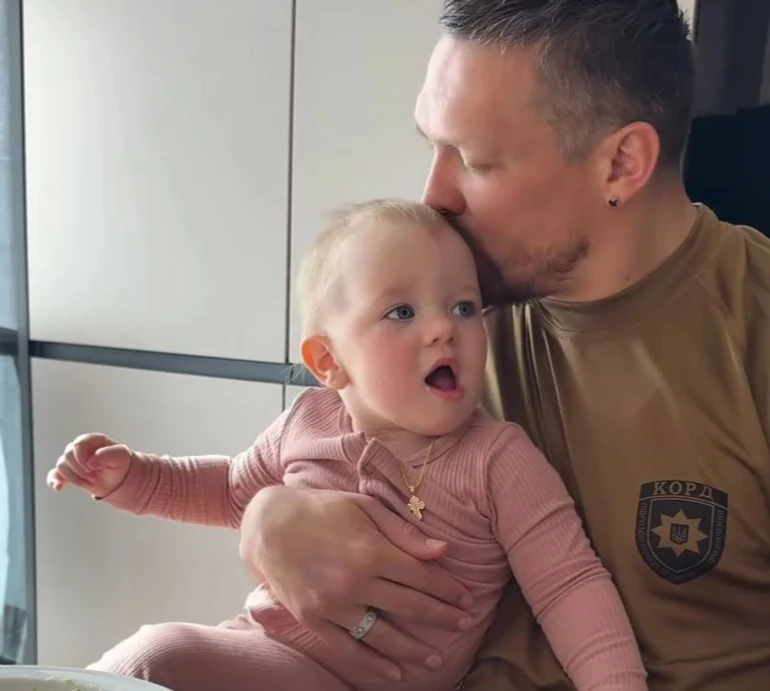 Приземлення коло татка: дружина Усика з нагоди Дня батька насмішила мережу падінням їхньої 1-річної доньки