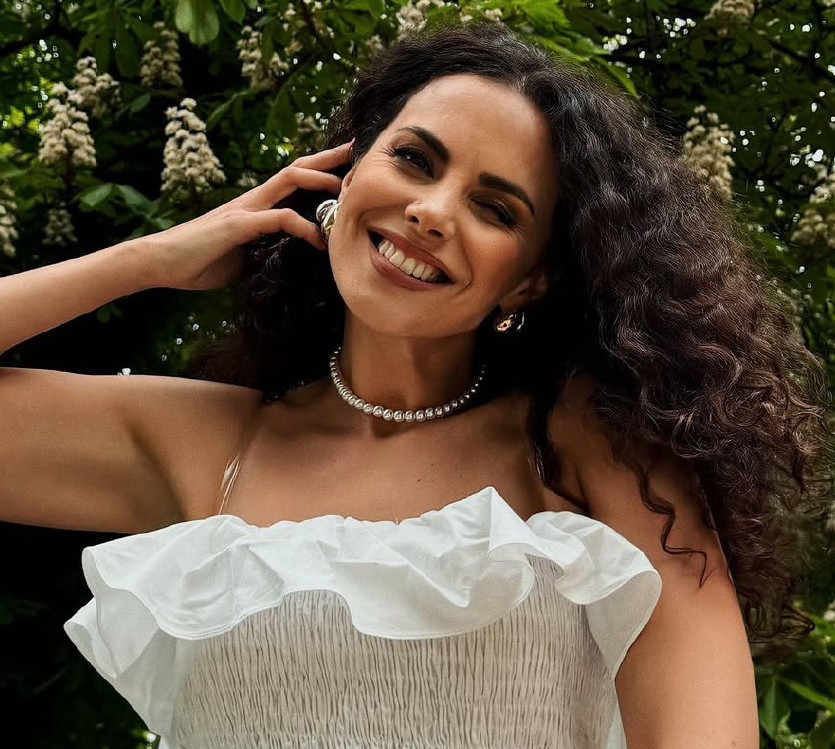 Каменських у топі з відворотом і незвичних джинсах показала лук свого вівторка