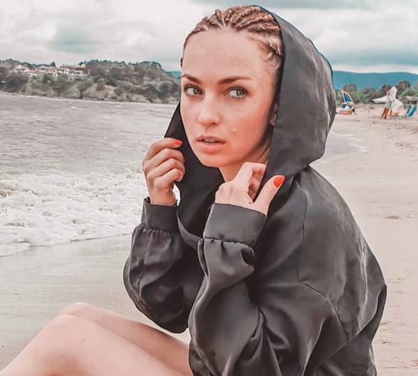 Булітко у мокрому платті попозувала для звабного відео у морських хвилях