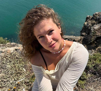 Дар'я Легейда на португальському пляжі посвітила соковитими принадами в бікіні. Відео