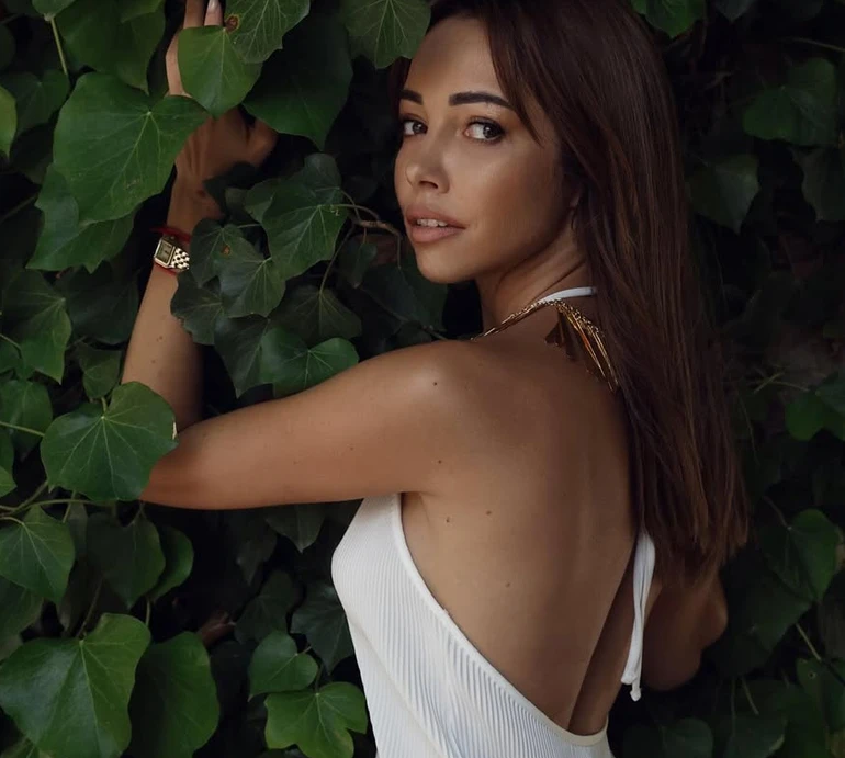 Кухар у бікіні показалася на відпочинку з дітьми. Фото