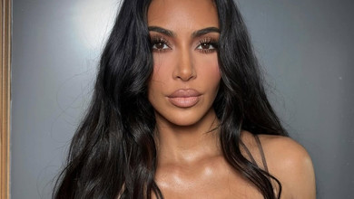 Мамина сукня і яскрава помада: Кардашян здивувала своїм виглядом у підлітковому віці. Фото