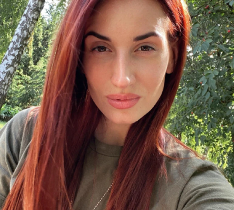 Вчуся знов бути щасливою: Емеральд натякнула на проблеми у стосунках і видалила спільні фото з чоловіком