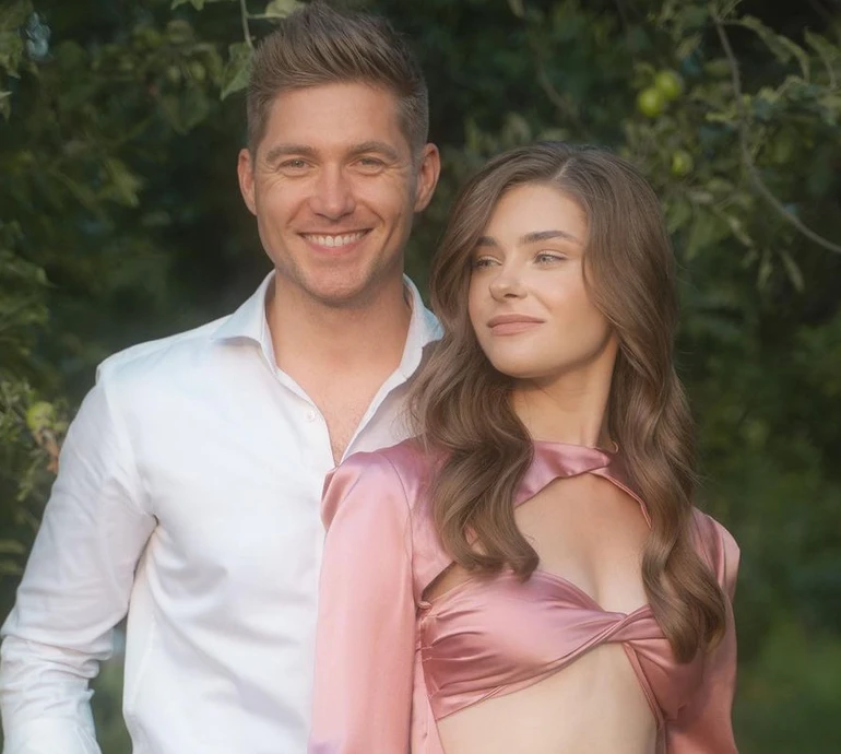 Пенсійний контент: Остапчук і його третя дружина замилували романтикою в лісі. ВІДЕО