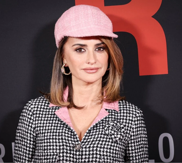 Пенелопа Крус на Паризькому тижні моди вигуляла шкіряний вінтаж та оновлену зачіску. Фото