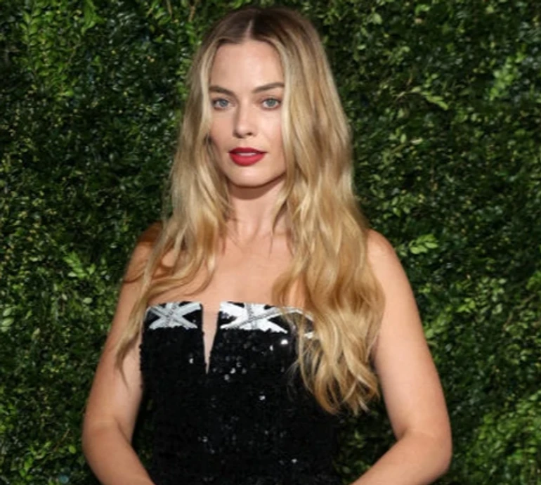 Марго Роббі у сукні з люверсами вперше після оголошення про вагітність показалася на публіці. Фото