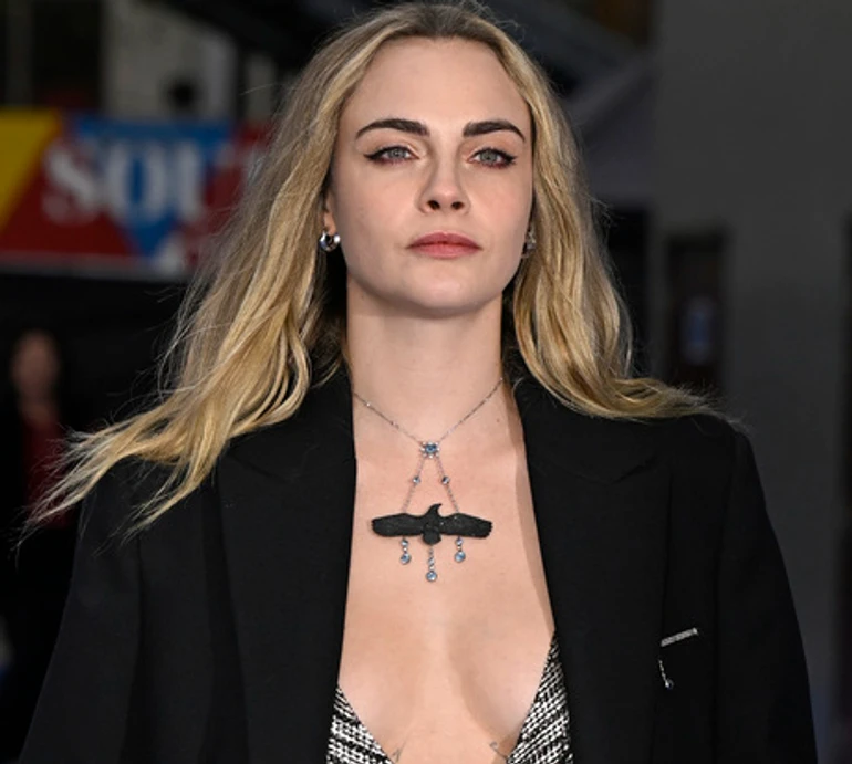 Делевінь у прозорій сукні зі 100-річної тканини посвітила спіднім на кінопрем'єрі. Фото