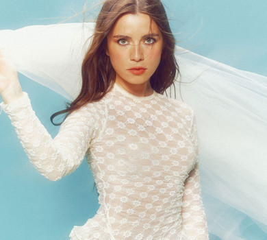 Довго була в бурхливих стосунках: Соловій у боді з квітами згадала особисту історію та похвалилася стрункими ніжками для глянцю. Фото