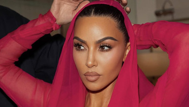 Кардашян повторила вінтажний лук від Готьє коло статуї Христа-Спасителя у Бразилії. Фото