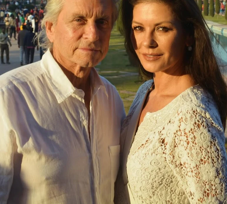 Можеш тільки ти: Зета-Джонс і Дуглас відсвяткували срібне весілля та згадали свої романтичні миті разом. Фото