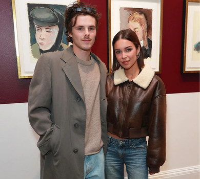 Молодший син Бекхемів злився в цілунку з 30-річною коханою на публіці. Фото