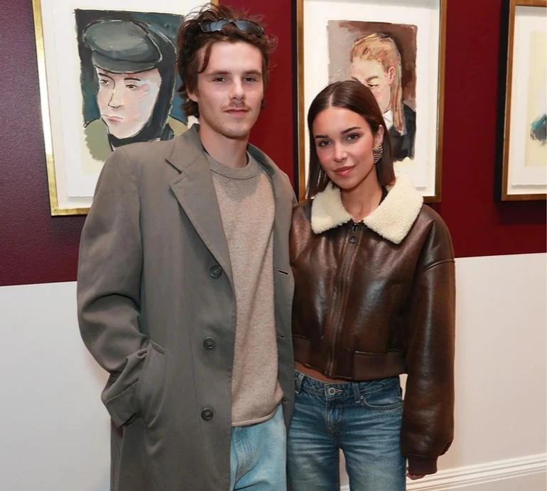 Молодший син Бекхемів злився в цілунку з 30-річною коханою на публіці. Фото