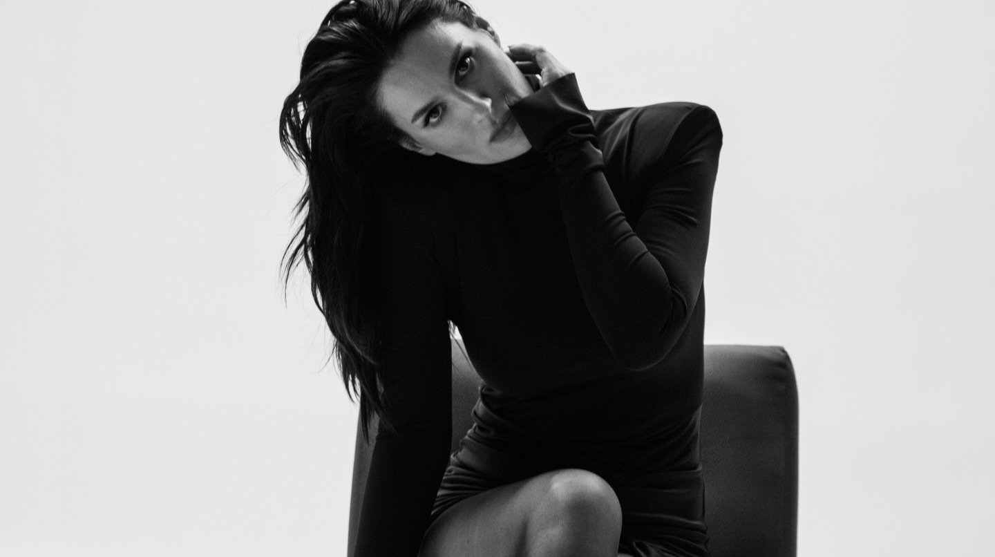 Єфросиніна в асиметричному міні вигнулася на стільці ногами догори та поміркувала про сильних жінок