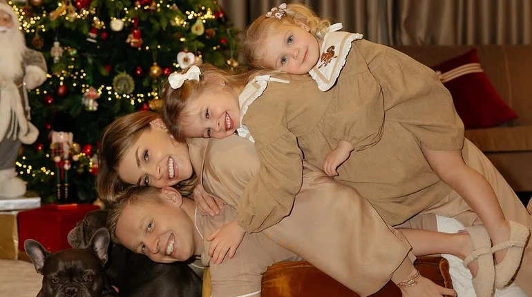 Найкращі моделі: дочки Зінченка у рожевих луках попозували на кріслі для милих фото