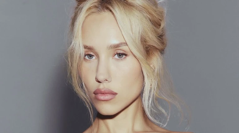 Поки ви писали мені, що я вагітна: Квіткова оголила прес і пояснила, чому пів року не тренувалася