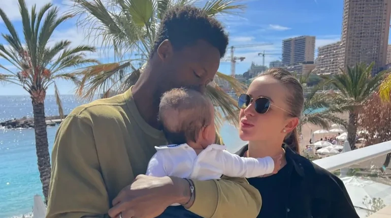 Сімейна неділя: чоловік Світоліної замилував фото з нею та їхню 3-річною дочкою під час гри в гольф