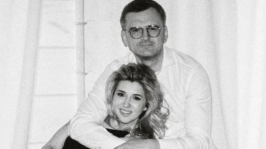 Дружина Кулеби попозувала для сімейних ч/б фото з ним, його дочкою та своїм сином