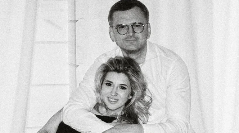 Дружина Кулеби попозувала для сімейних ч/б фото з ним, його дочкою та своїм сином