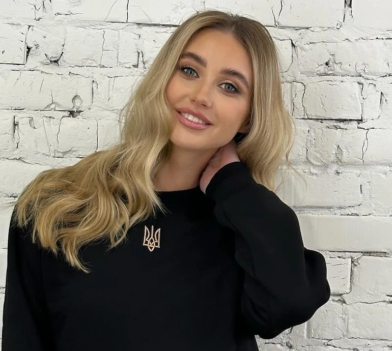 (Екс)дружина Тищенка наробила фото у шоколадному луці з веганської шкіри