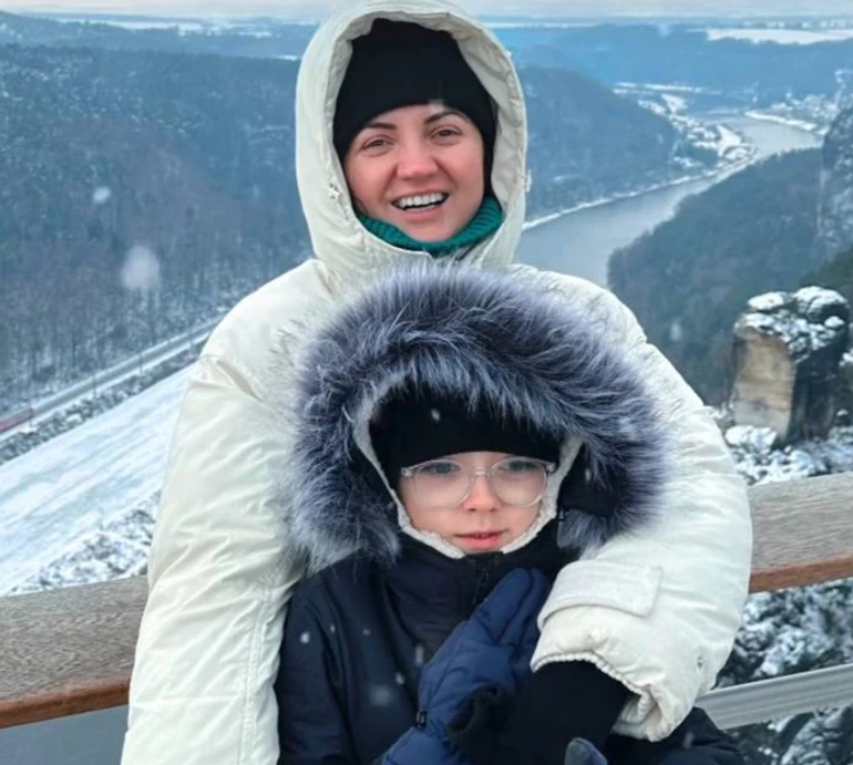 Закутана Цибульська з сином у горах Німеччини згадала, як вірила у Святого Миколая