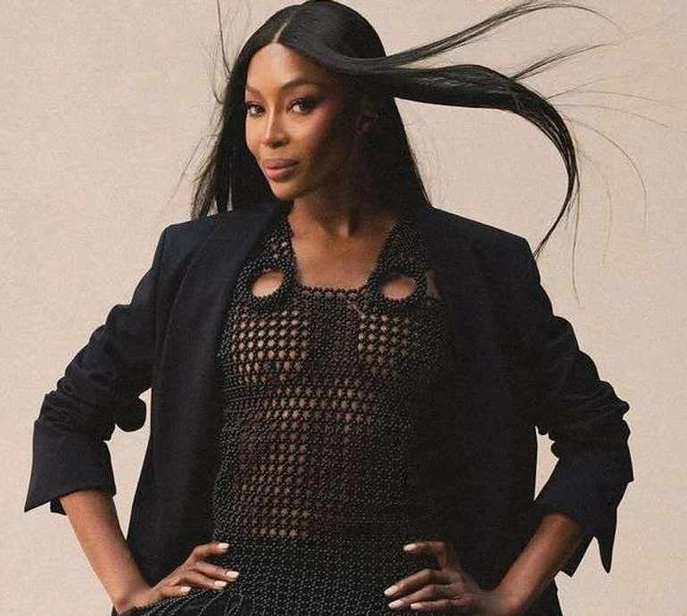 Кемпбелл у мікрошортах і плетеному топі на голе тіло знялася для глянцю й розказала, яка вона мама