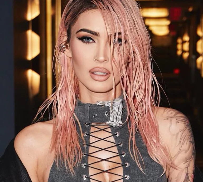 Меган Фокс зі шворками на грудях і в ультракоротких шортах заселфила принади крупним планом