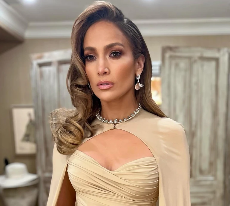 Ніжне максі та кейп: Лопес блиснула стегном у нюдовому луці. Фото