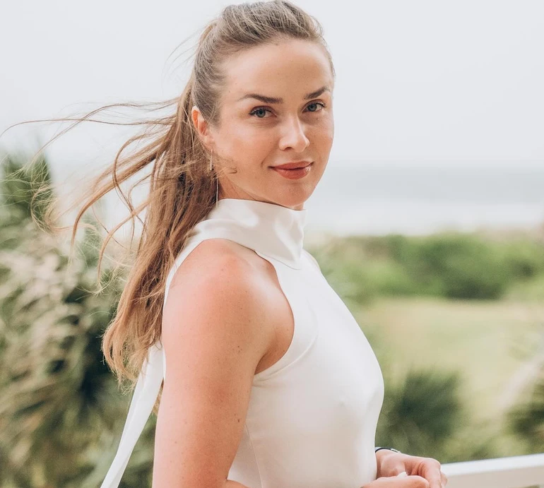 Найбільша радість: Світоліна із чоловіком та донечкою попозували для сімейного фото