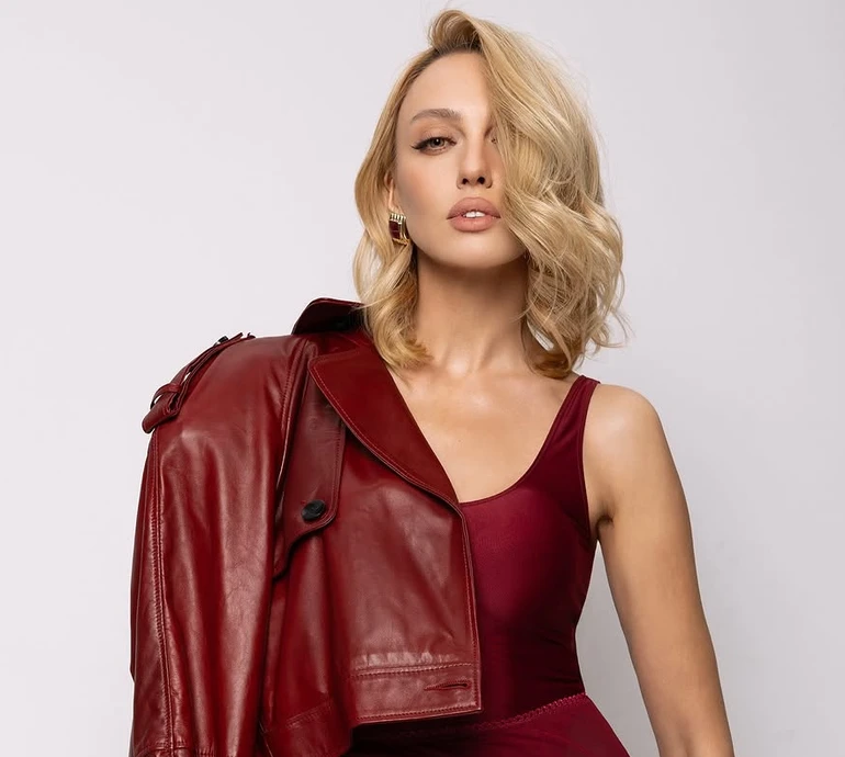 Жінка з цікавим минулим Полякова вразила фігурою у напівпрозорій спідниці і шкірянці. Фото