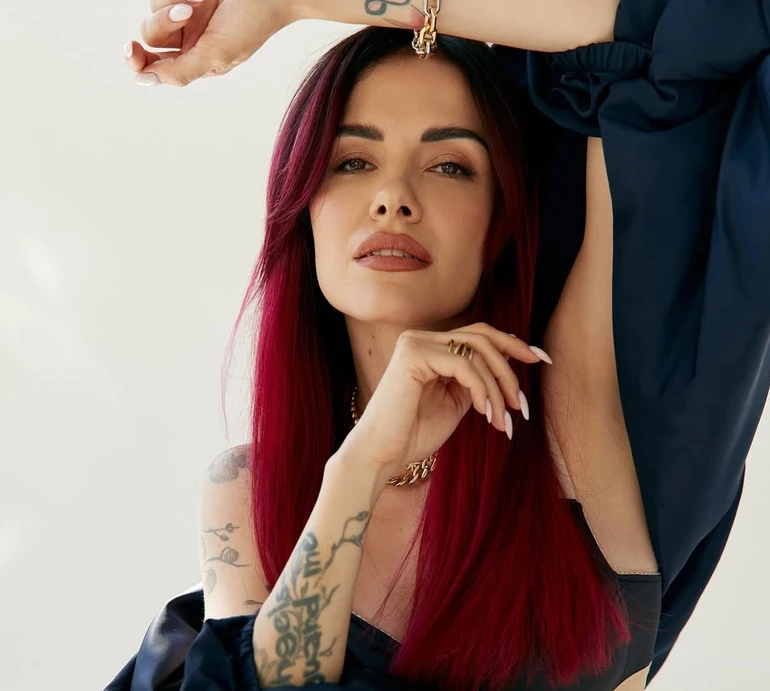 Незамінних не буває: MamaRika поміркувала про вміння відпускати і посвітила спіднім у розкутому фотосеті