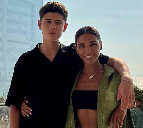 Люксові автівки, тир і пляж: Дімопулос показала, як розважала сина на його канікулах в Дубаї. Фото