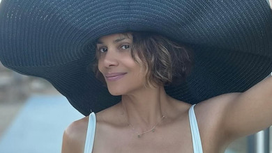 Холлі Беррі на своє 59-річчя заселфилася в бікіні та ефектно потримала келих пальцями ніг. Фото