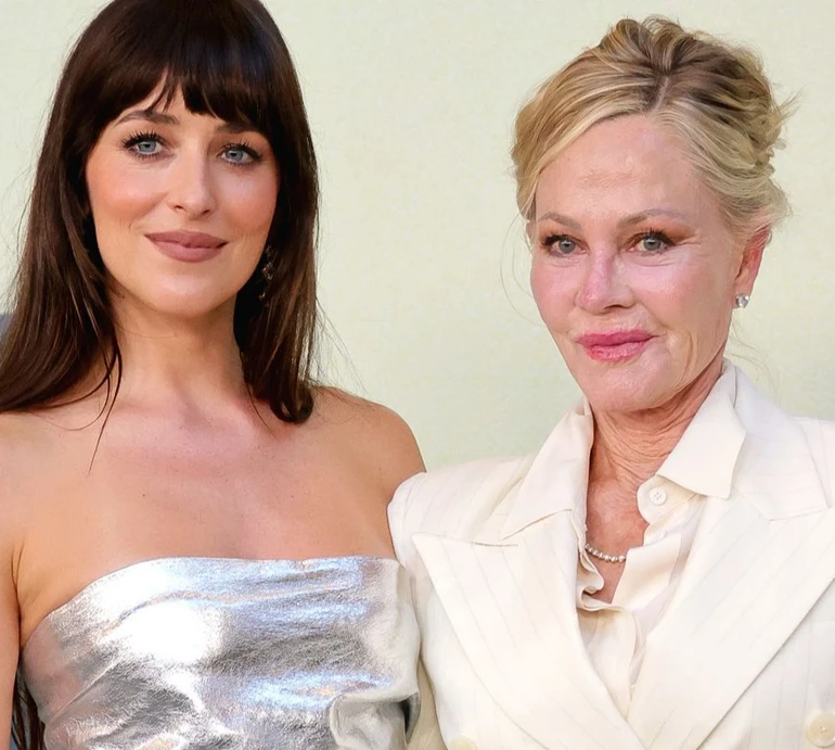 Дакота Джонсон в обтислому металіку і Мелані Гріффіт у кросах на підборах: зіркові доня з мамою зчинили фурор на хіднику