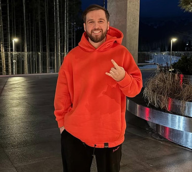 Юнак пішов на побачення: Танчинець замилував фото 7-річного сина з трояндами і шоколадкою