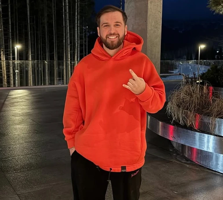 Юнак пішов на побачення: Танчинець замилував фото 7-річного сина з трояндами і шоколадкою