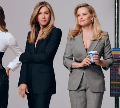 Еністон і Візерспун блиснули декольте у ділових луках на глянцевій обкладинці в компанії колег. Фото