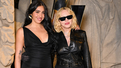 Бібер у мікрошортах, Мадонна в прозорій спідниці та маскулінна Євангеліста: зіркові луки на показі Saint Laurent у Парижі. Фото