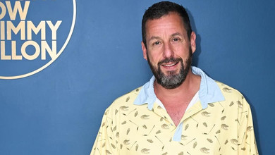 Рідкісний вихід: Адам Сендлер з дружиною та двома дочками вигуляли ошатні луки на хідник. Фото