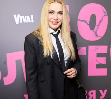 Білі сорочки та чорні жакети: Сумська з дочкою вигуляли схожі луки на кінопрем'єру