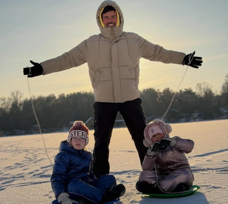 (Не)лінива неділя: Мірошниченко показав активні сніжні розваги з доньками