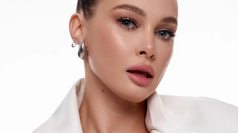 Не потрібно нічого доводити: Сахневич поспокушала стегнами у тренчі з розрізами та ботфортах. Фото