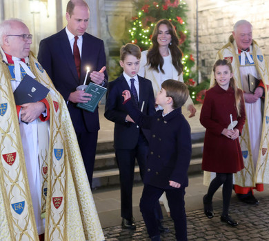 Білосніжна Кейт у луці за понад $10 тисяч, ошатна Шарлотта та кумедний Луї: принц та принцеса Вельські з дітьми послухали різдвяні колядки. ФОТО