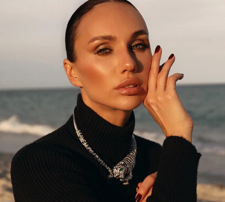 Варлей показалася в купальнику з донькою за три тижні після пологів